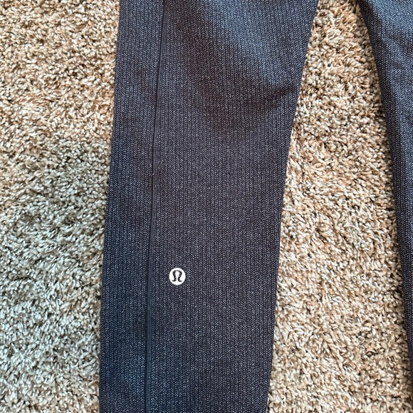 Lululemon athletica size 8 women’s leggings EUC, grey print - Picture 4 of 5